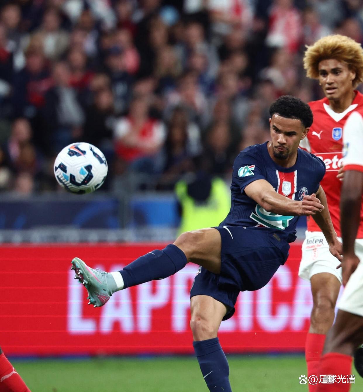 法国联赛冠军赛场上猛烈争夺 法国联赛冠军赛场上猛烈争夺