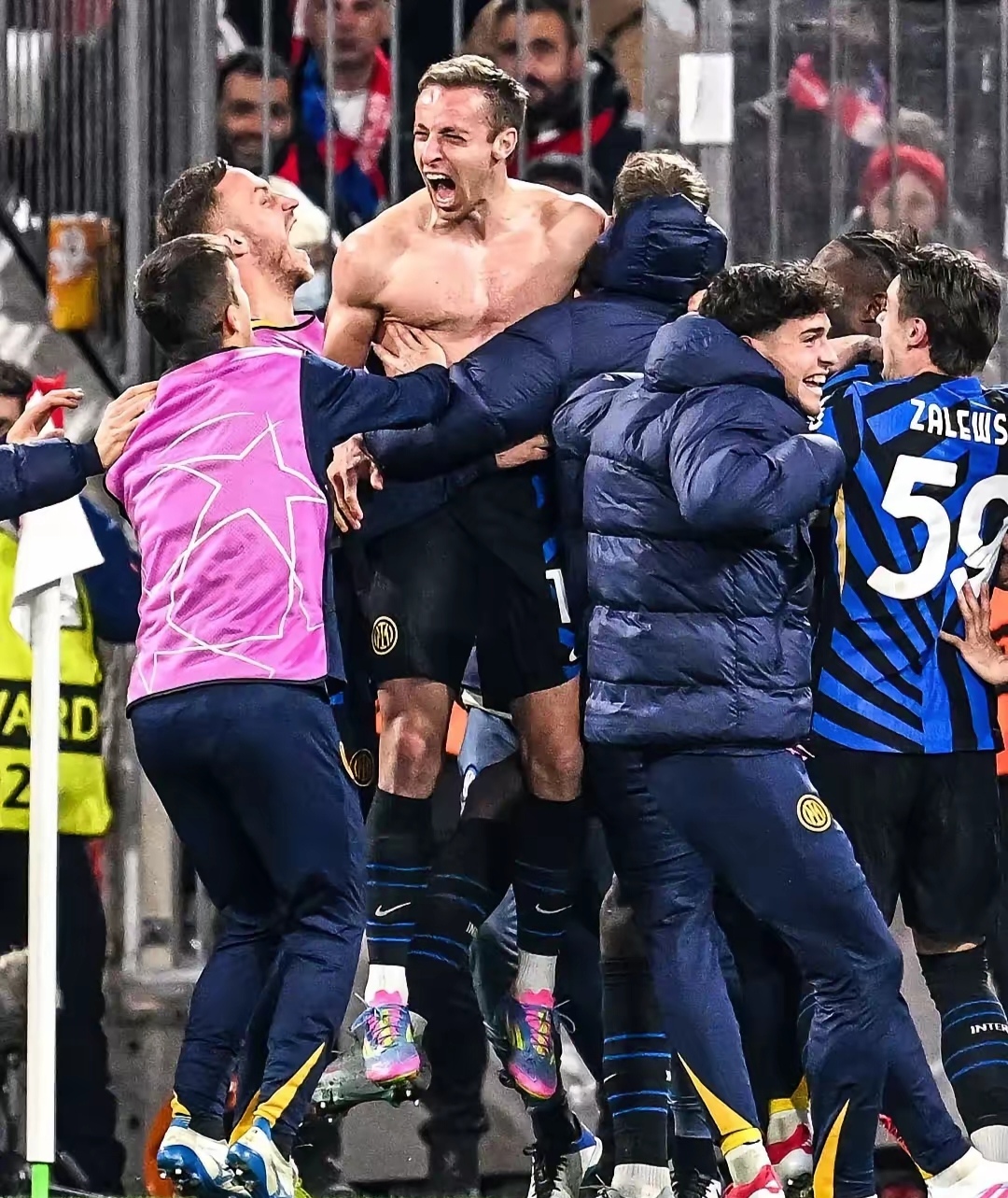 雷火电竞合作-包含拜仁慕尼黑球员犯规吃红牌未来出场或受限的词条