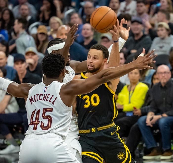 雷火电竞网址-勇士阵容压力增大：球队成绩堪忧