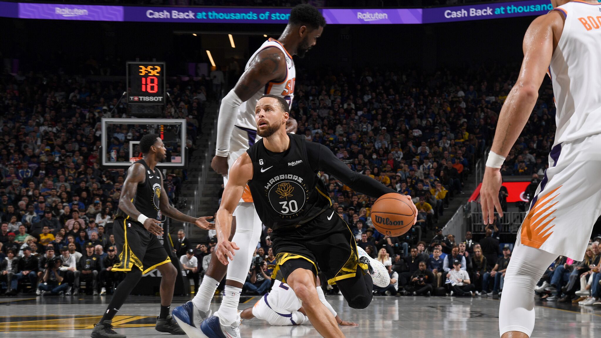 雷火电竞app-上海队轻取国王，布克统治全场