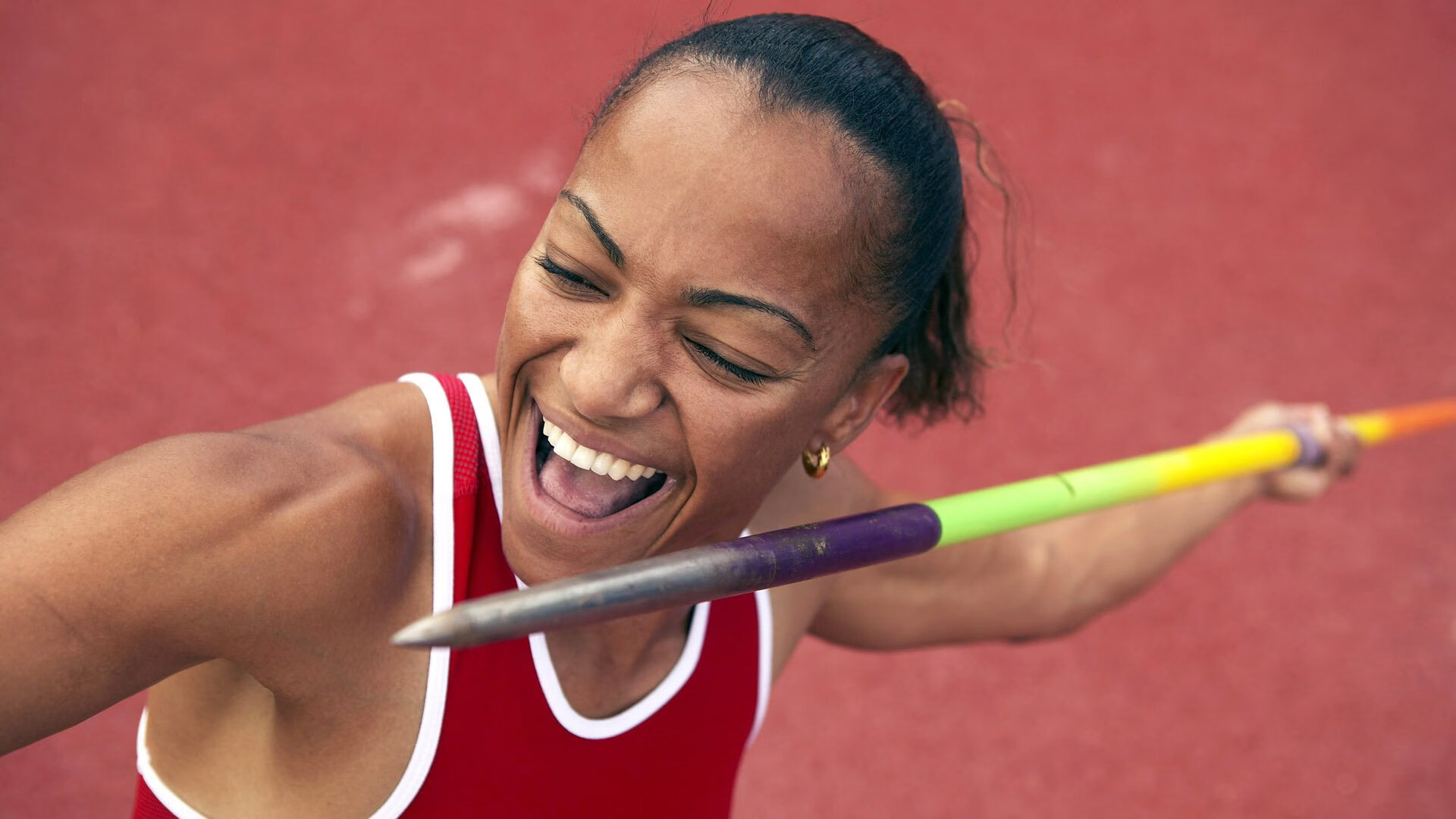 地平线与地板的双重狂热，当赛道啸叫与篮球刷网在同一夜奏响